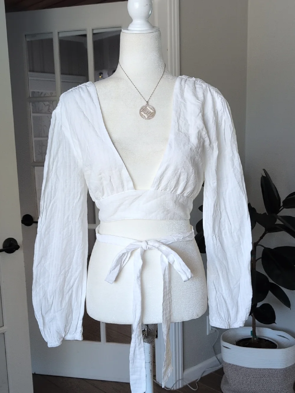 Princess Polly White Low Plunge Long-Sleeve Wrap Tie Crop Top Size 8 - Picture 2 of 6